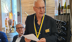 Clubpräsident Dr. Georg Witschel begrüßt Dr. Andreas Reinicke und weitere Gäste