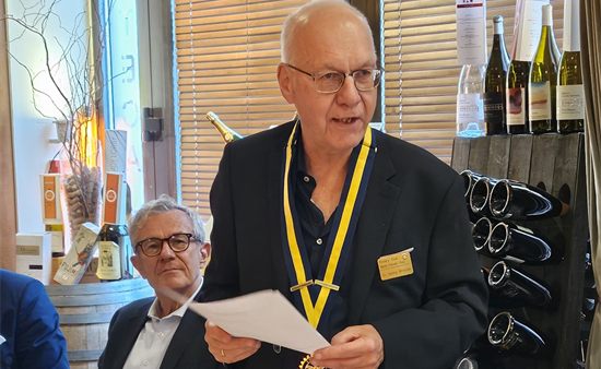Clubpräsident Dr. Georg Witschel begrüßt Dr. Andreas Reinicke und weitere Gäste